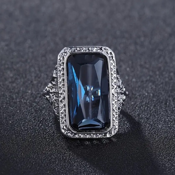 Large Rectangular Sapphire Blue Ring - Picture 3 of 4